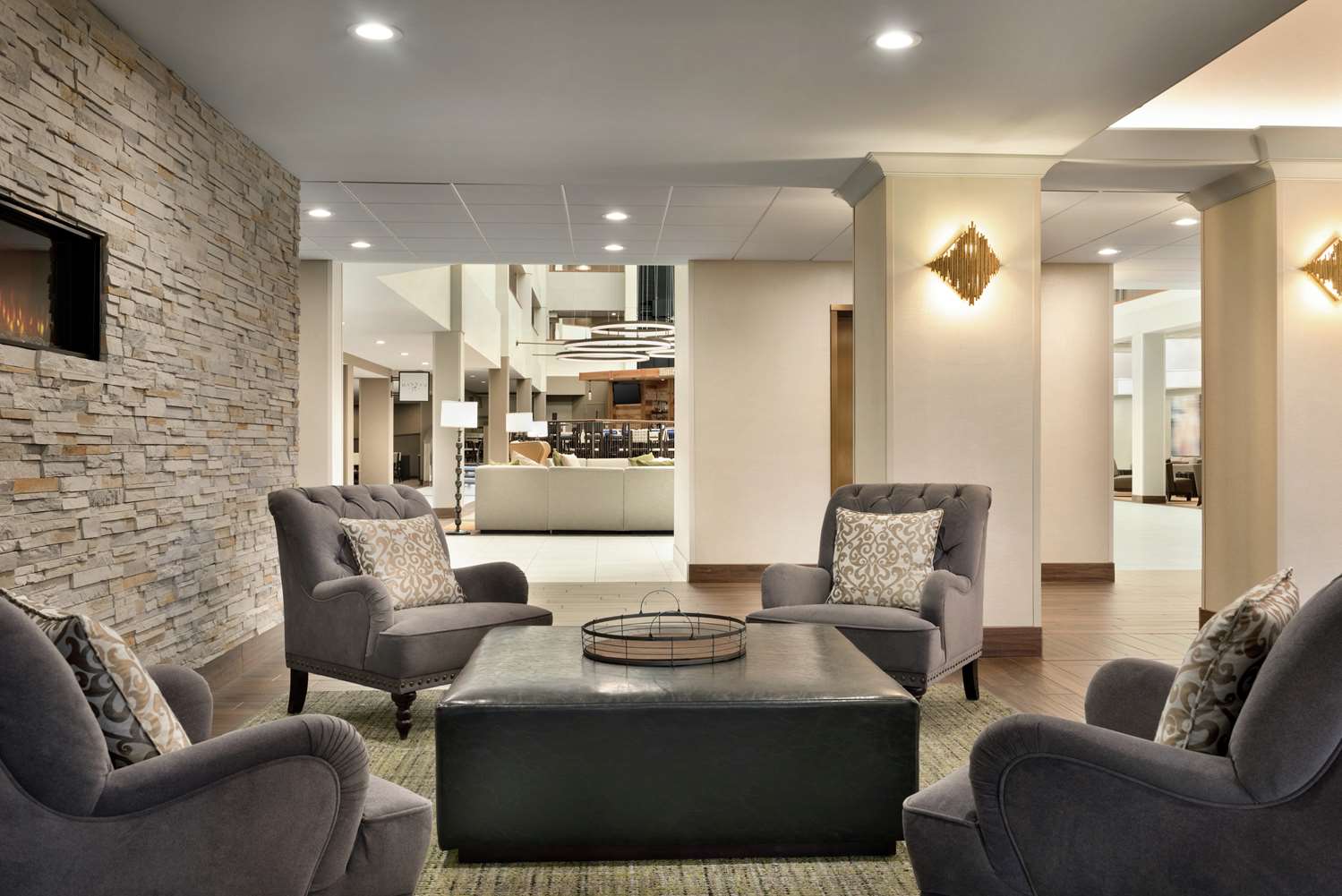 Фото Embassy Suites by Hilton Milwaukee Brookfield