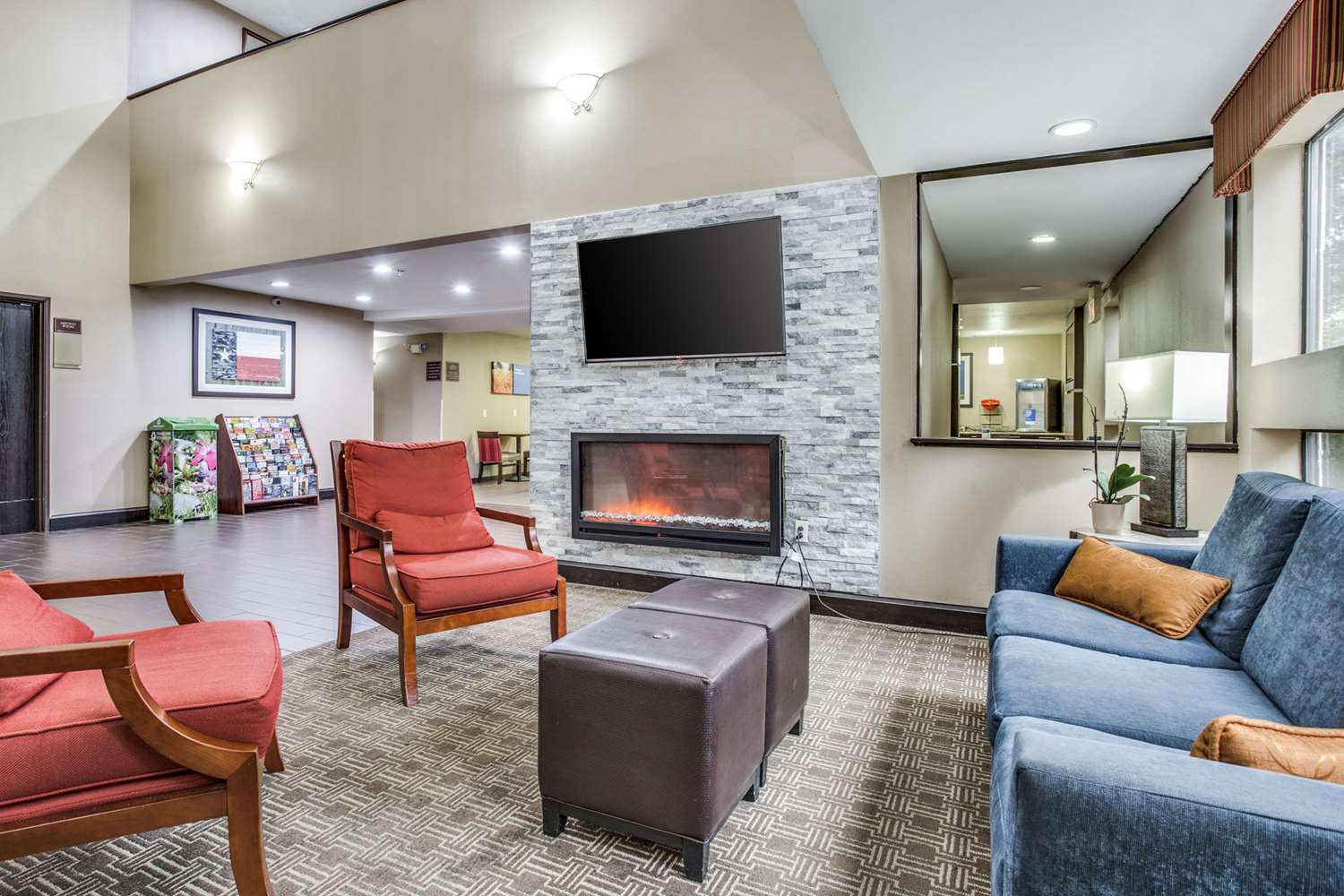 Фото Comfort Inn & Suites Love Field - Dallas Market Center