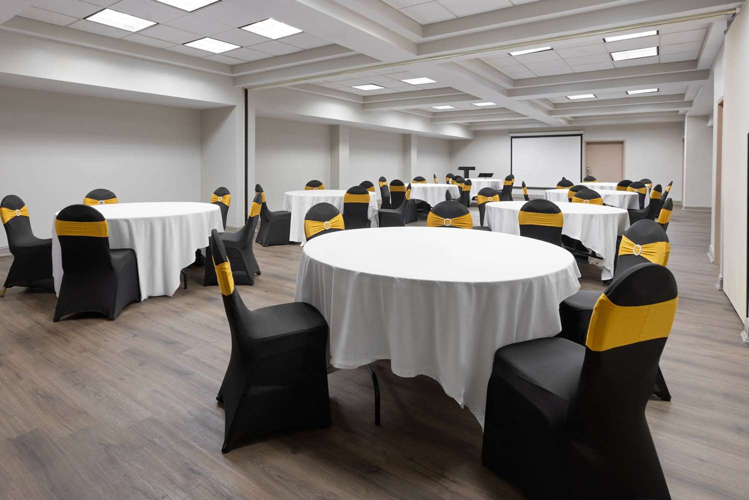 Фото Days Inn & Suites by Wyndham Albany