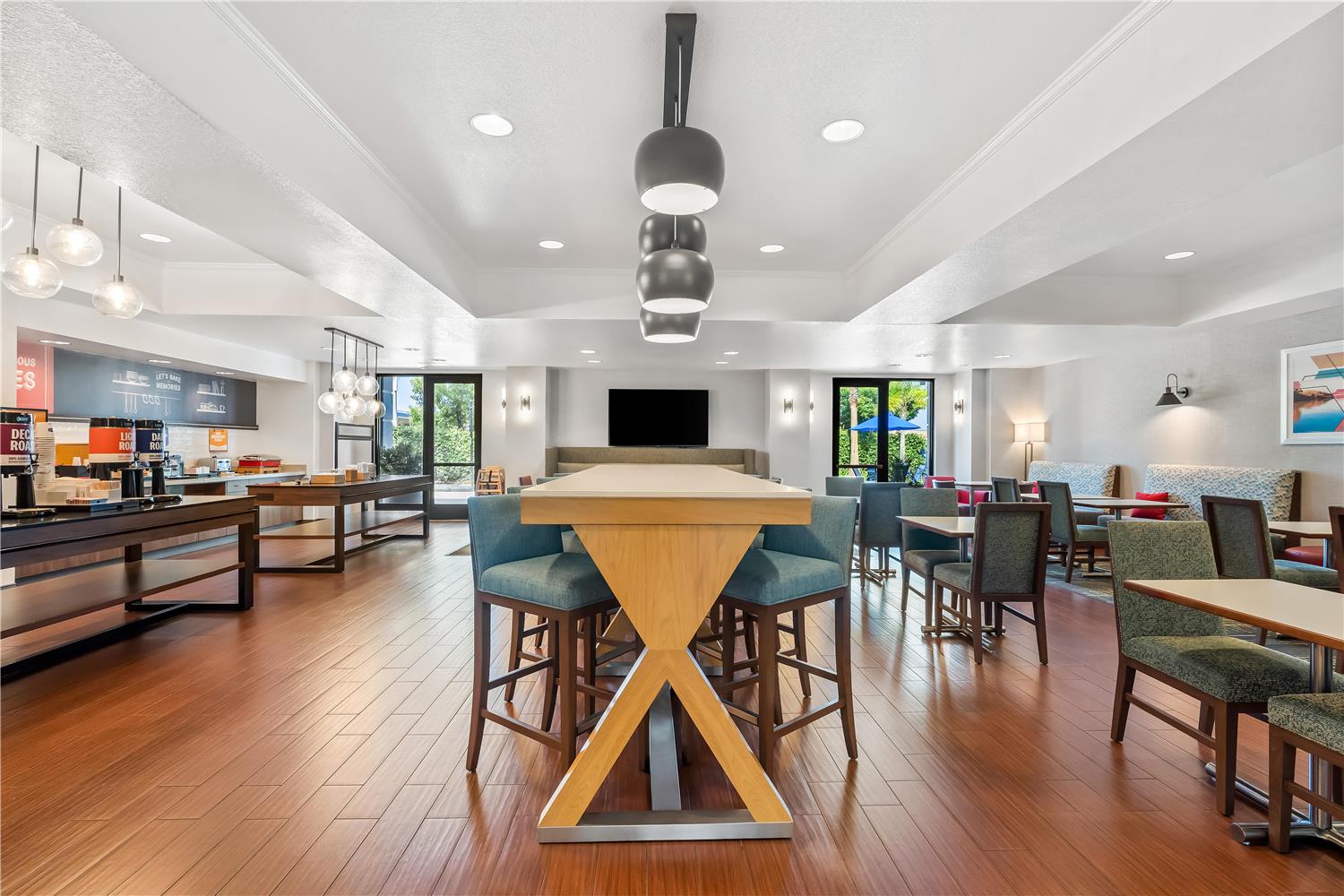 Фото Hampton Inn & Suites Lathrop