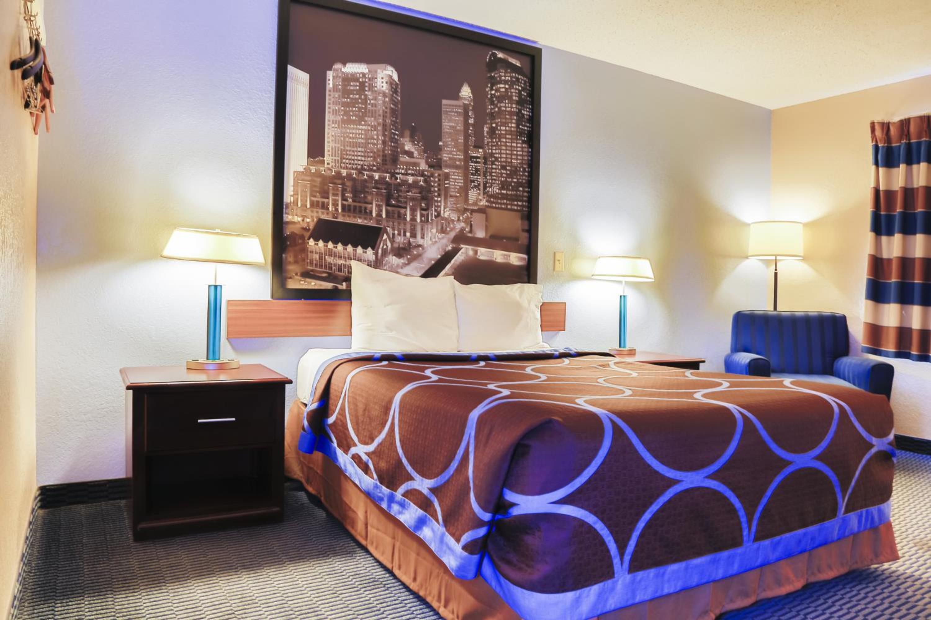 Фото Super 8 by Wyndham Charlotte University