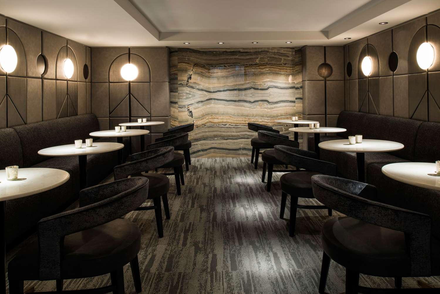 Фото LondonHouse Chicago, Curio Collection by Hilton