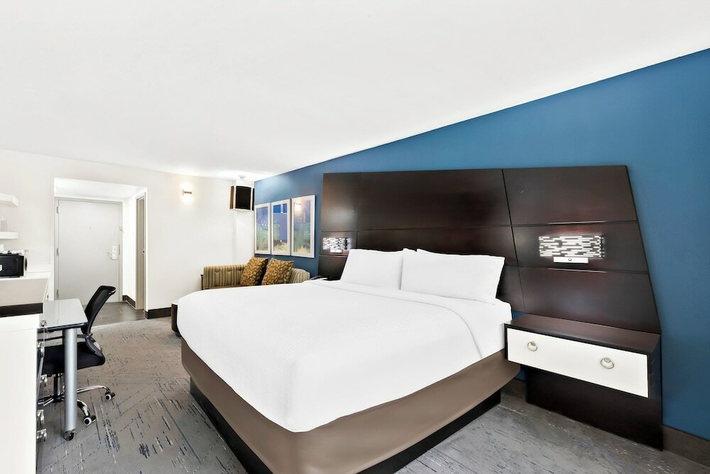 Фото Holiday Inn Express Atlanta Galleria - Ballpark Area, an Ihg Hotel