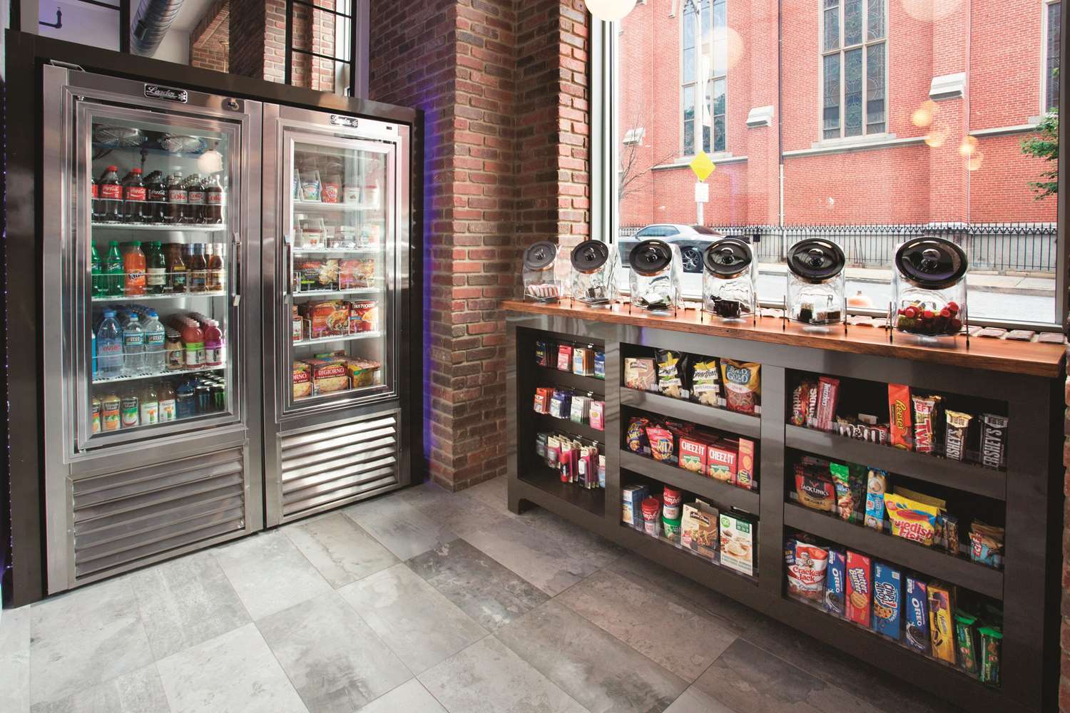 Фото La Quinta Inn & Suites by Wyndham Baltimore Downtown