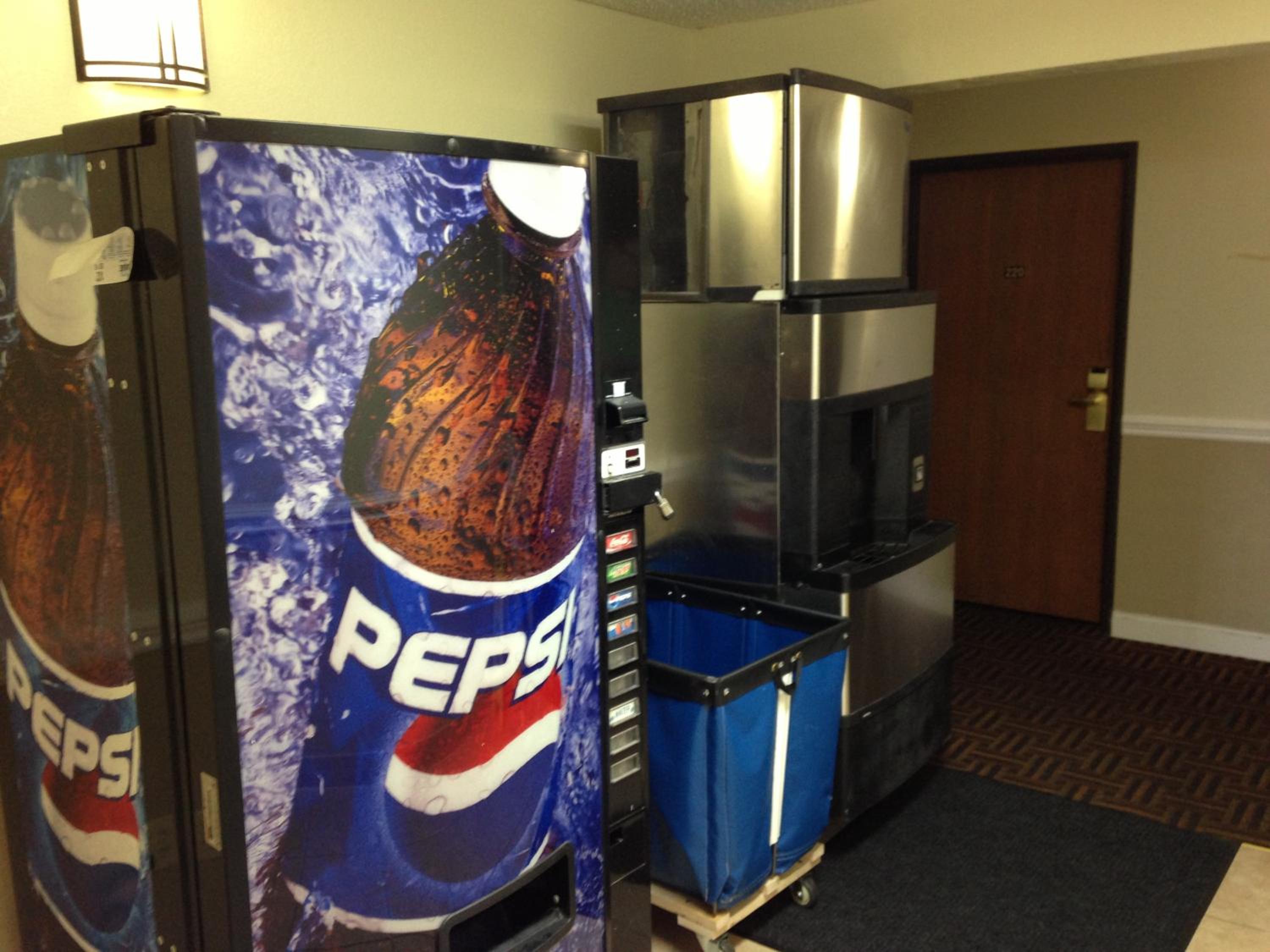 Фото Super 8 by Wyndham Charlotte University