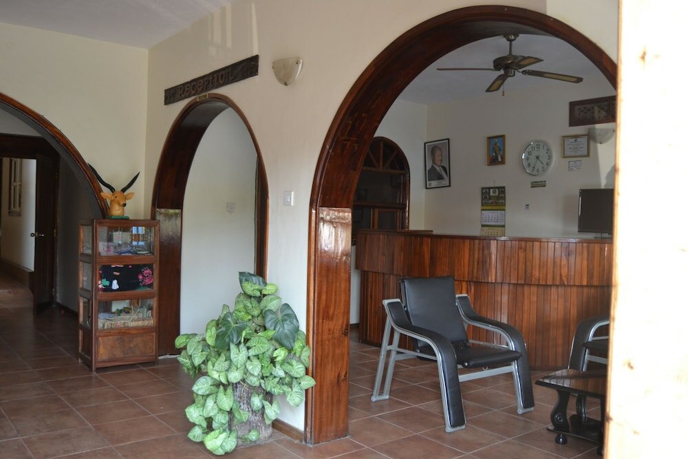 Фото Raja Excelsior Hotel