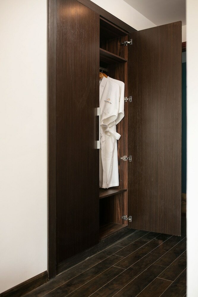 Фото Azalea Parkview Hotel