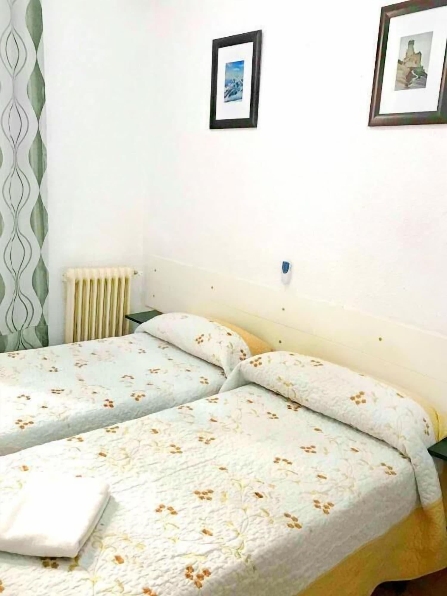 Фото Hostal Los Arcos