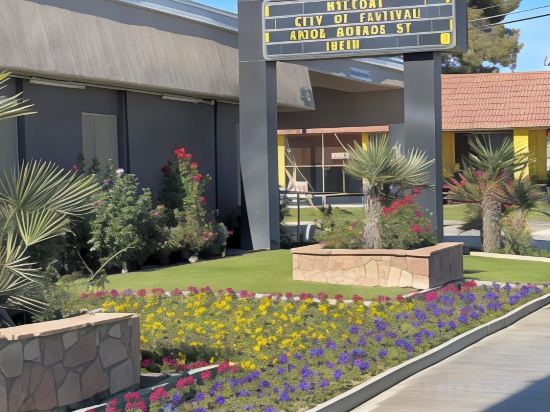 Фото Days Inn by Wyndham Indio