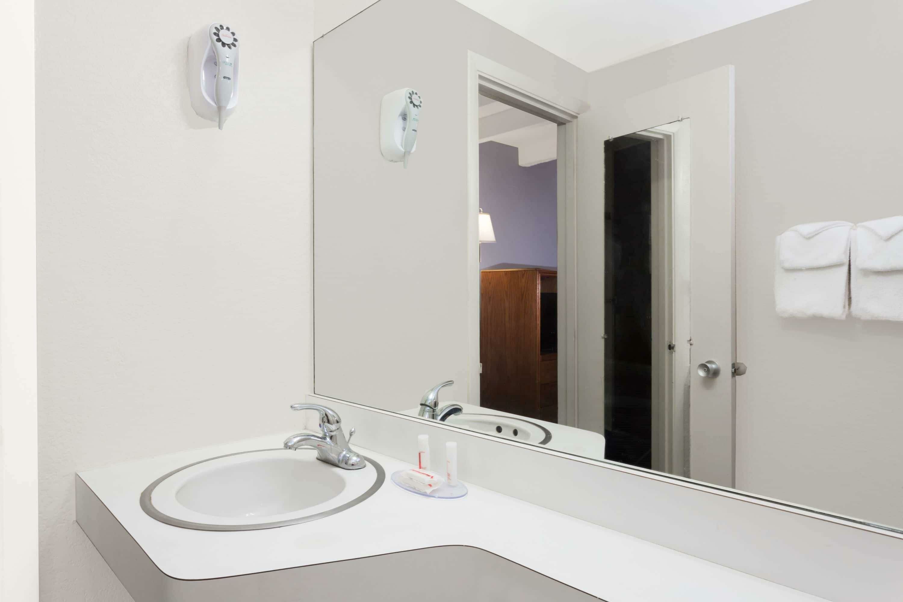 Фото Howard Johnson by Wyndham Vero Beach Downtown