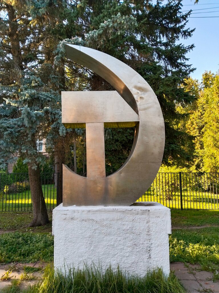 Genre sculpture Серп и молот, Solnechnogorsk, photo