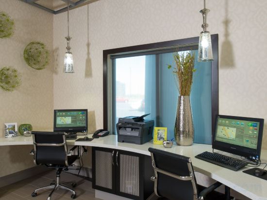 Фото Holiday Inn Express and Suites Kansas City Airport, an Ihg Hotel