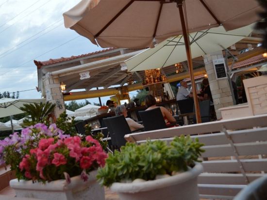 Фото Nikos Apartments