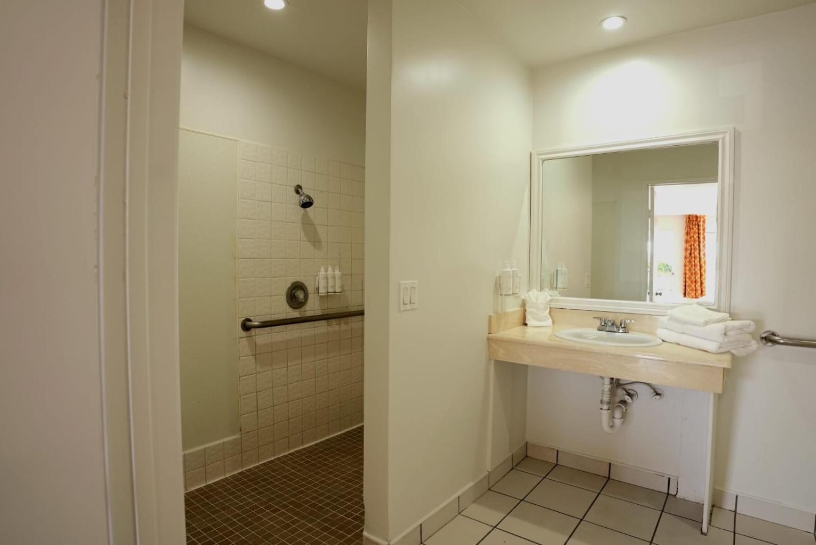 Фото Days Inn by Wyndham Hemet