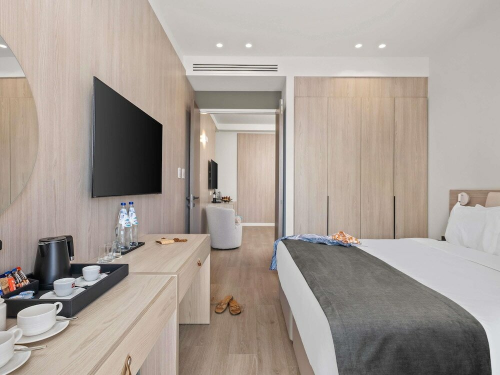 Фото Mercure Larnaca Finikoudes Beach