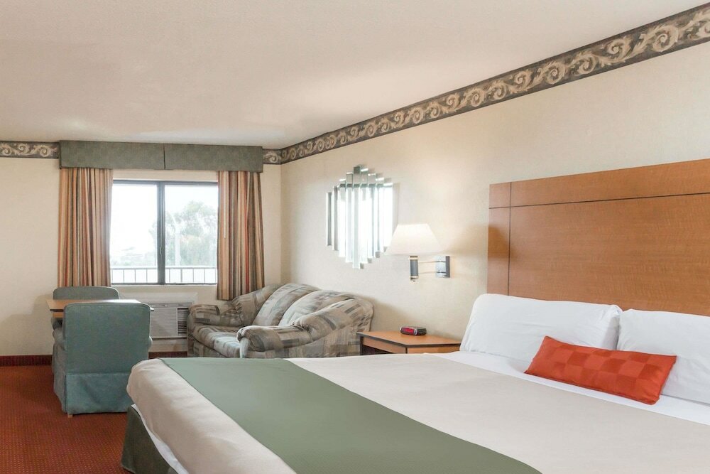 Фото Travelodge by Wyndham San Clemente Beach