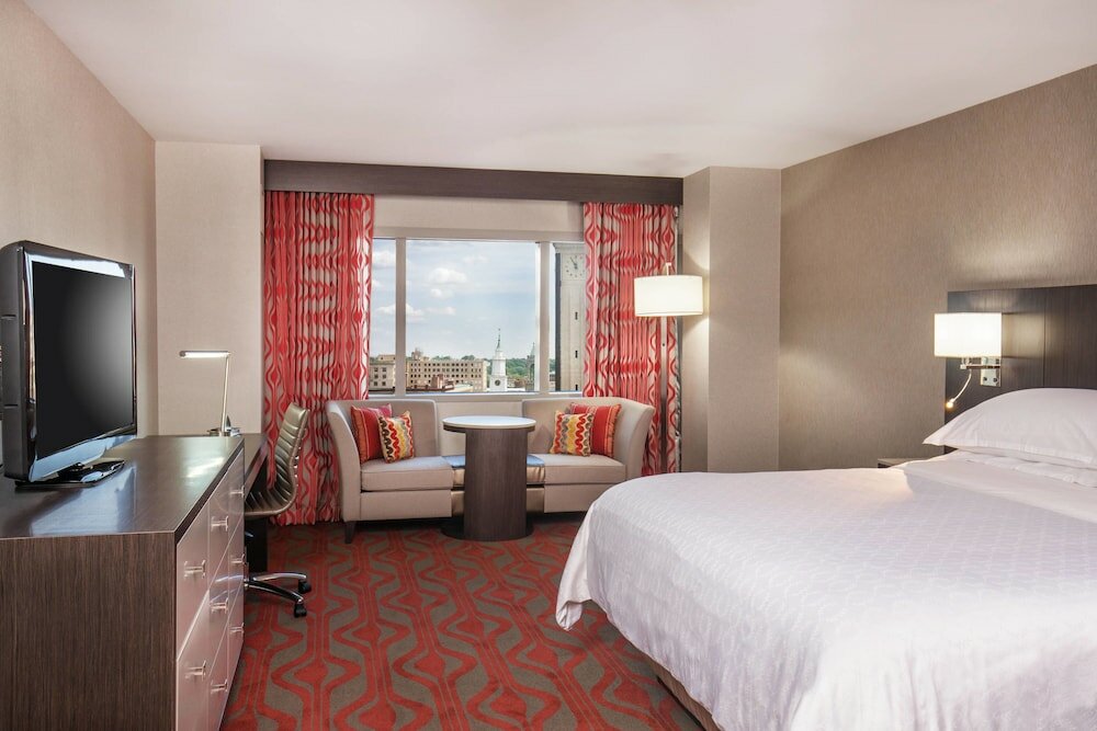 Фото Sheraton Springfield Monarch Place Hotel