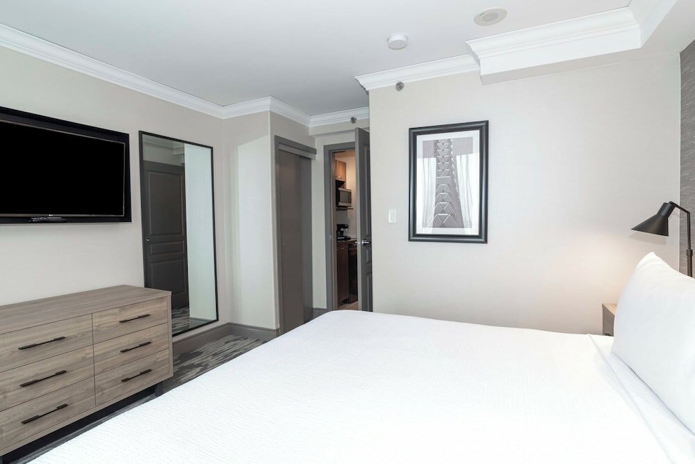 Фото Sandman Signature Toronto Airport Hotel