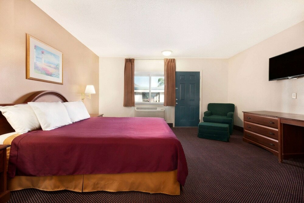 Фото Travelodge by Wyndham Bakersfield