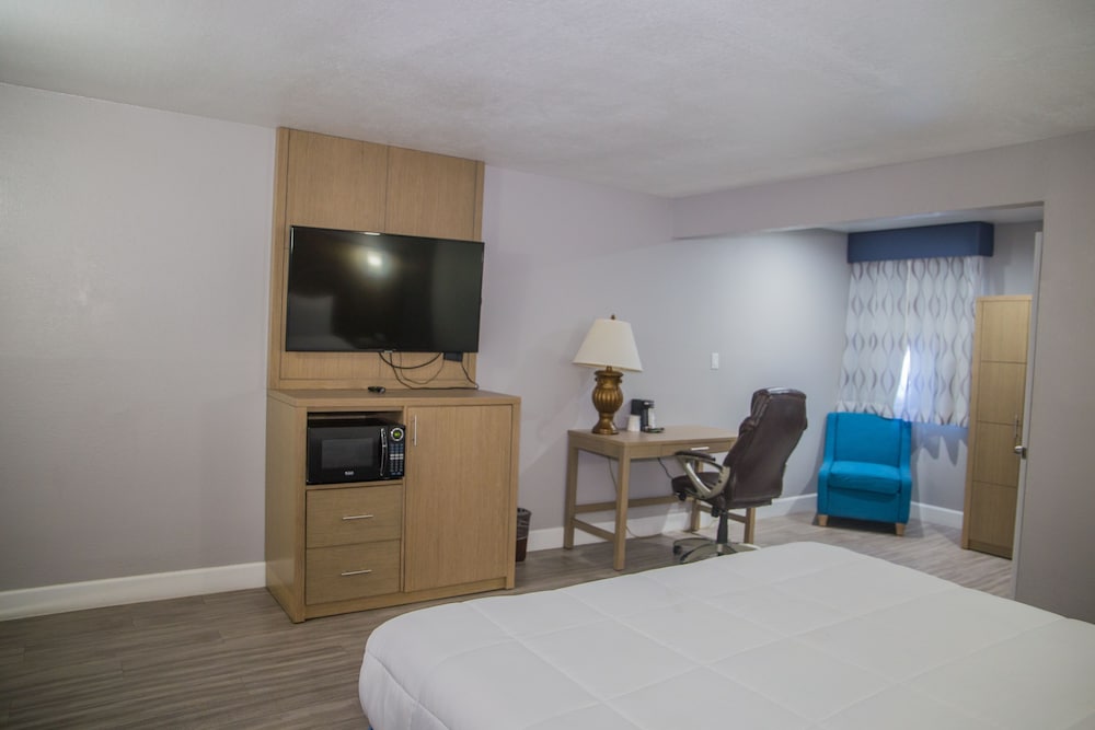 Фото Days Inn by Wyndham Redwood City