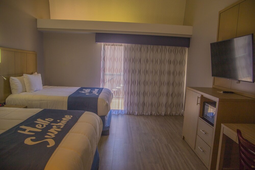 Фото Days Inn by Wyndham Redwood City