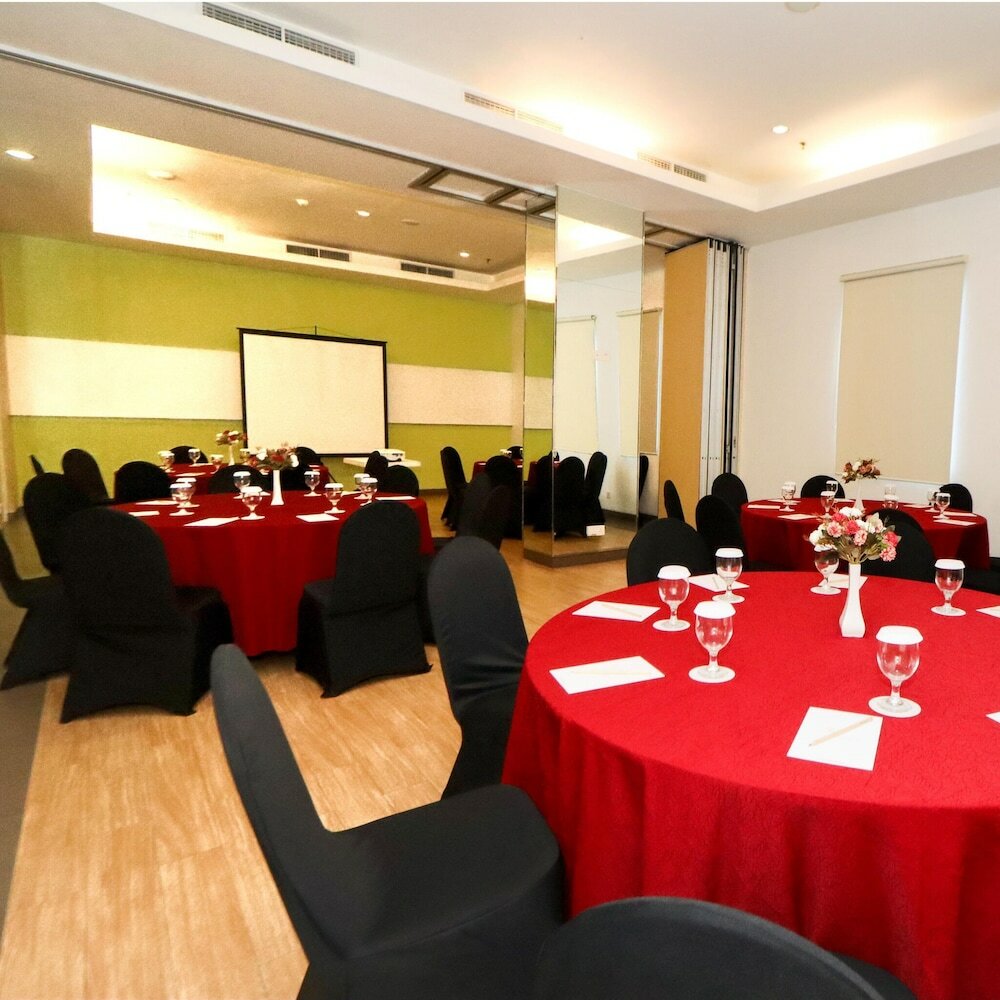 Фото Zest Jemursari by Swiss-Belhotel International