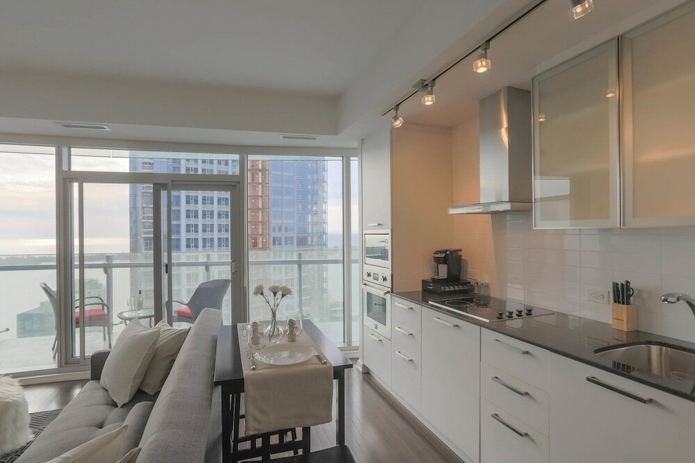 Фото Noel Suites-York St and Lakeshore Blvd