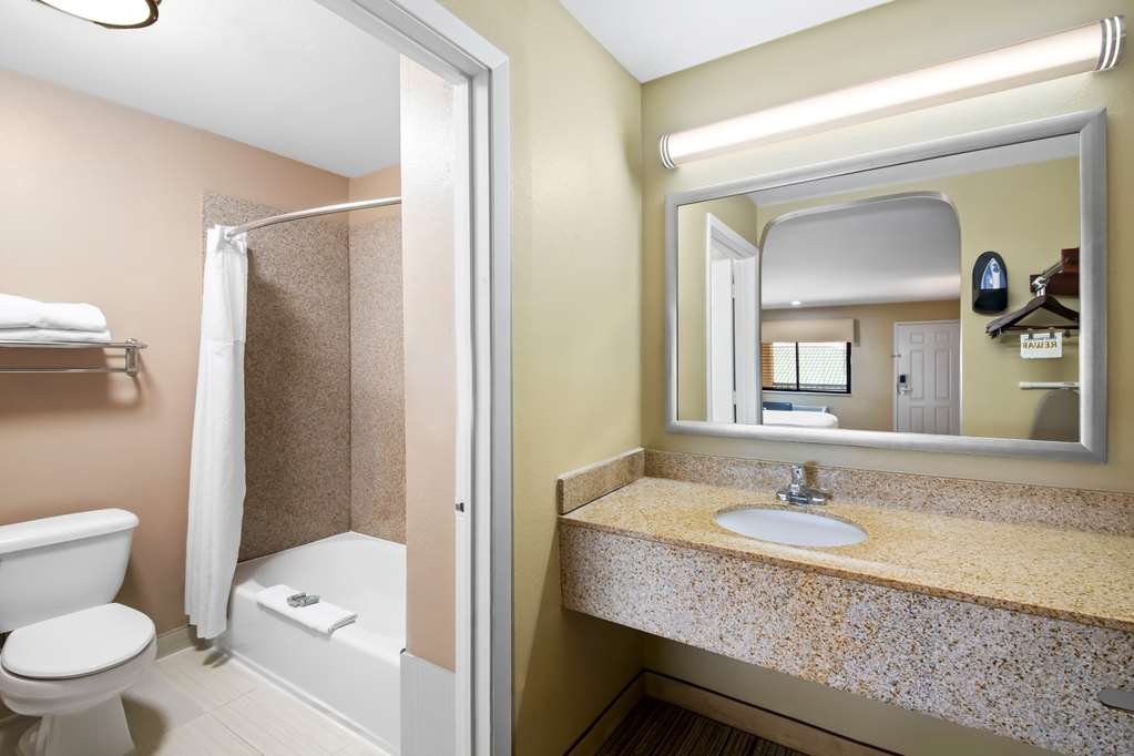 Фото Best Western Cedar Inn