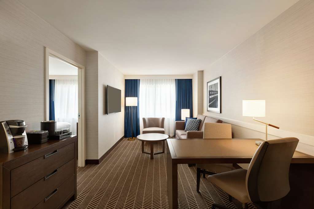 Фото Embassy Suites by Hilton Boston at Logan Airport