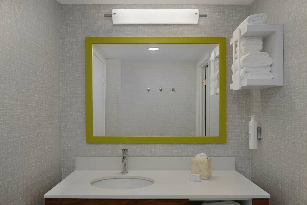 Фото Hampton Inn & Suites by Hilton Toronto Downtown