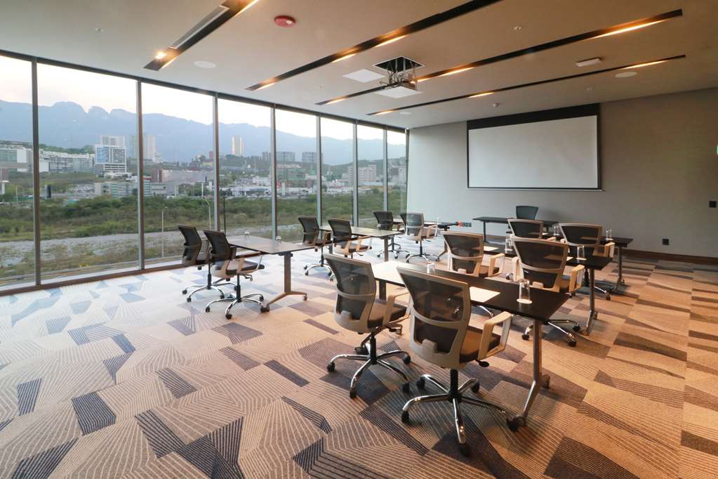 Фото Hilton Garden Inn Monterrey Obispado