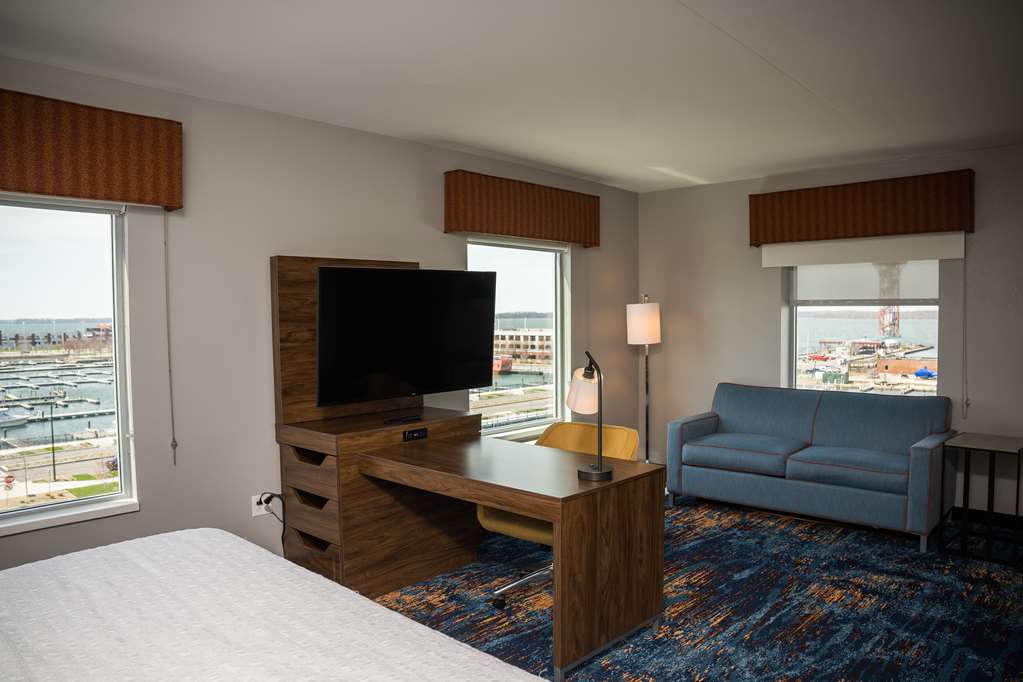 Фото Hampton Inn & Suites Erie Bayfront