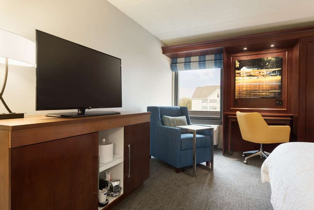 Фото Hampton Inn Appleton Fox River Mall Area