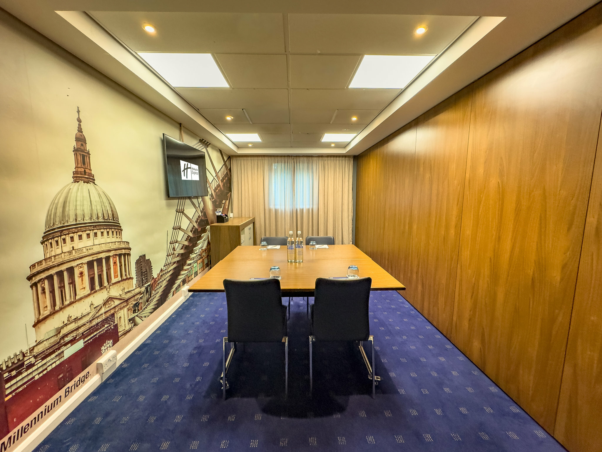 Фото Holiday Inn Express London - Stratford, an Ihg Hotel