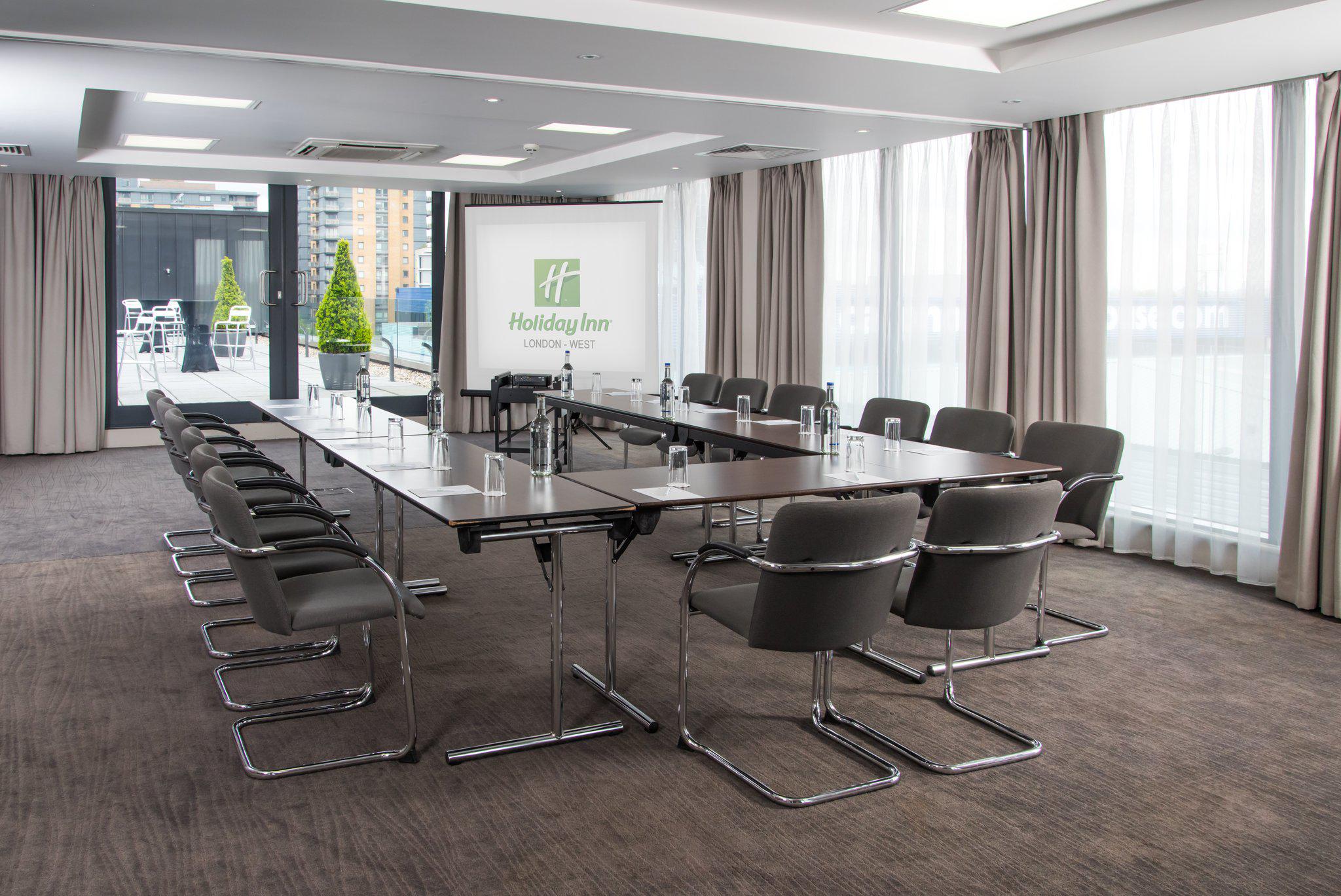 Фото Holiday Inn London - West, an Ihg Hotel