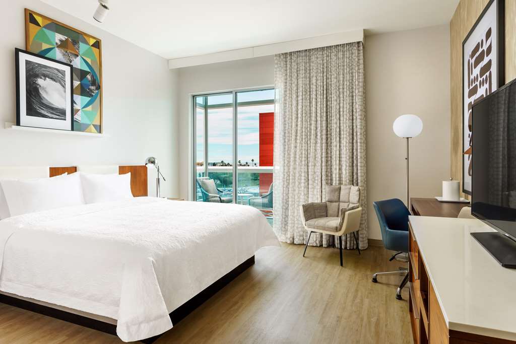 Фото Hampton Inn & Suites Santa Monica