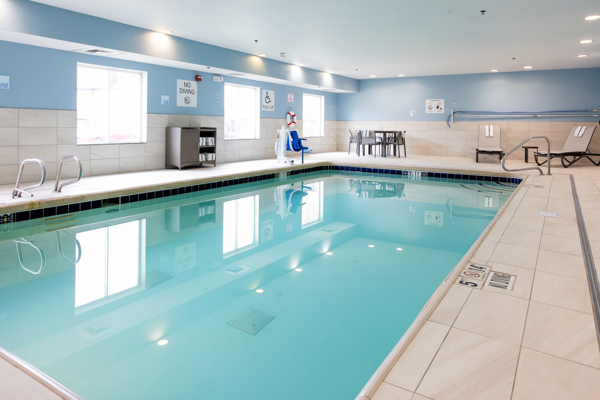 Фото Holiday Inn Express & Suites Wichita Airport, an Ihg Hotel