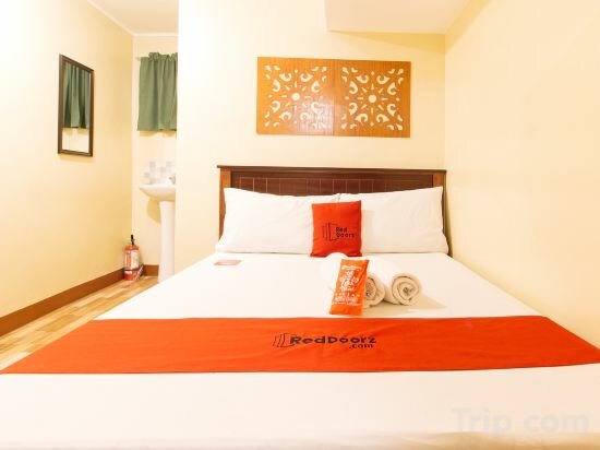 Фото RedDoorz near Pnr Espana Station