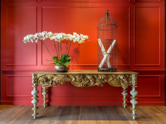 Фото La Comtesse