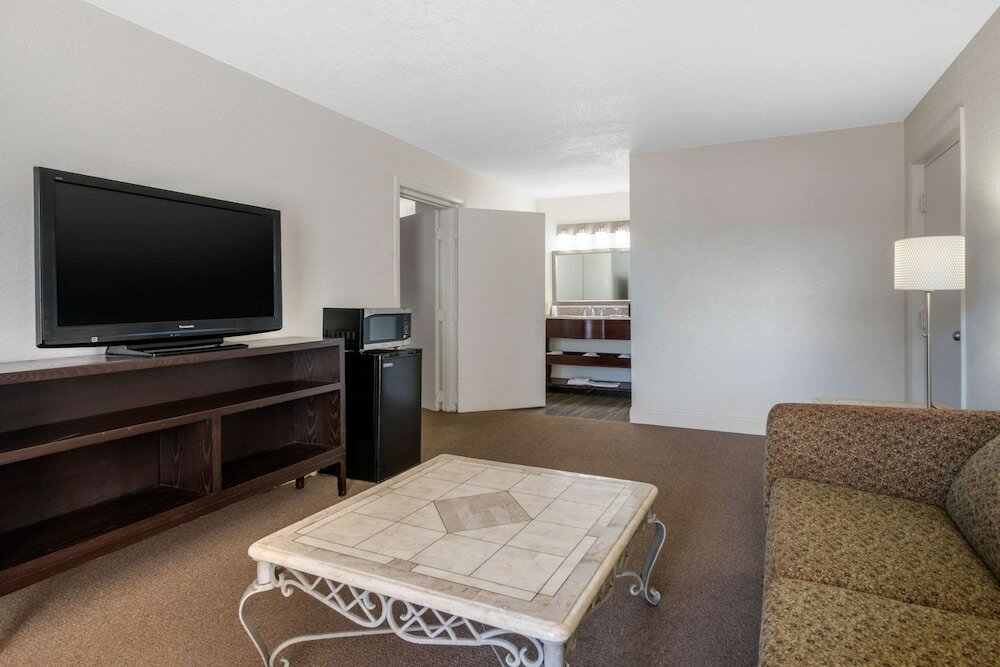 Фото Econo Lodge Airport at Rj Stadium