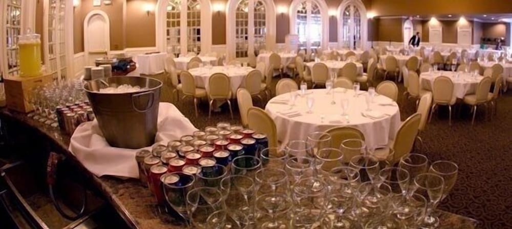 Фото The Sterling Hotel