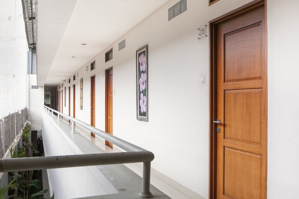 Фото RedDoorz Near Trans Studio Mall 3