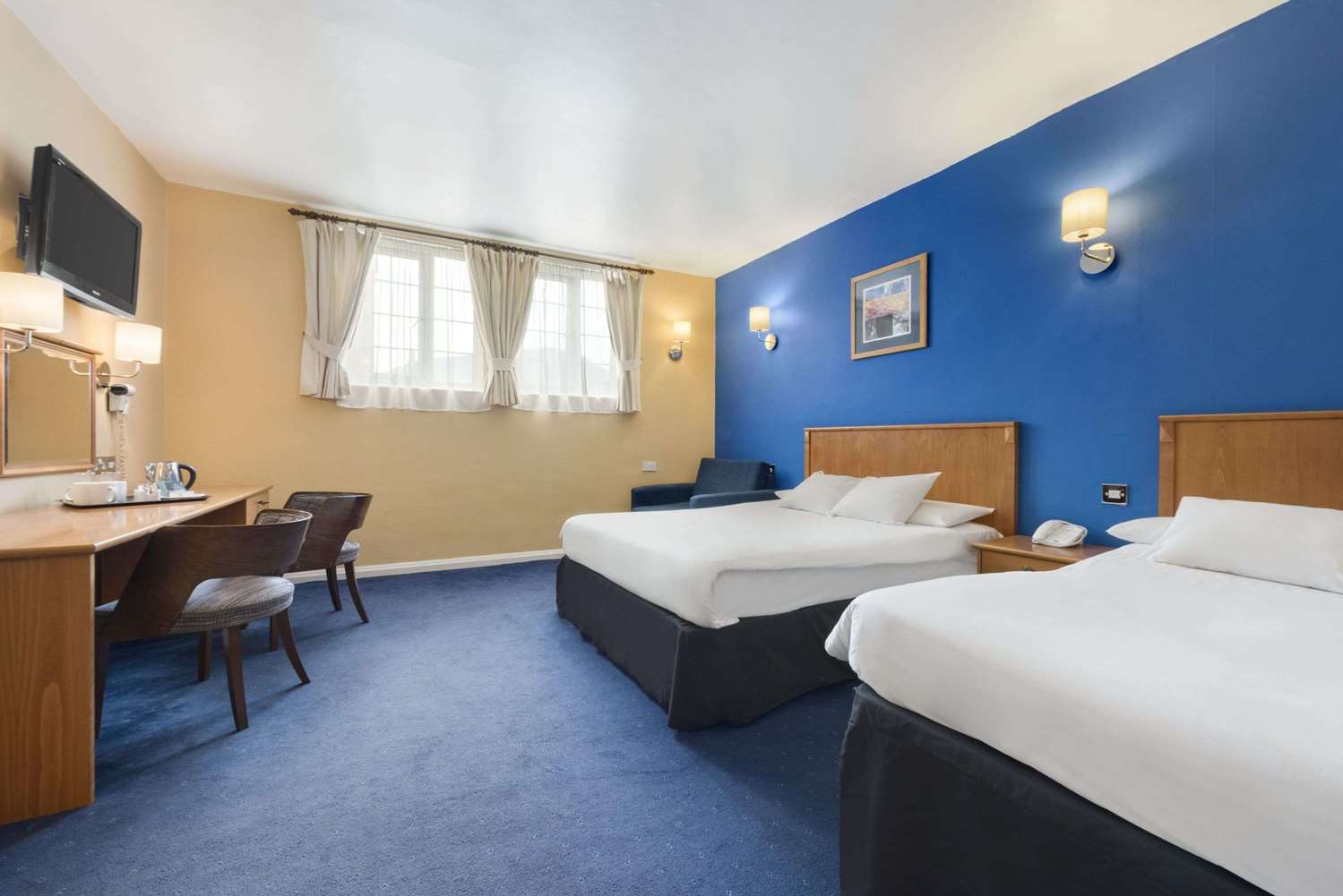 Фото Ramada by Wyndham Loughborough Hotel