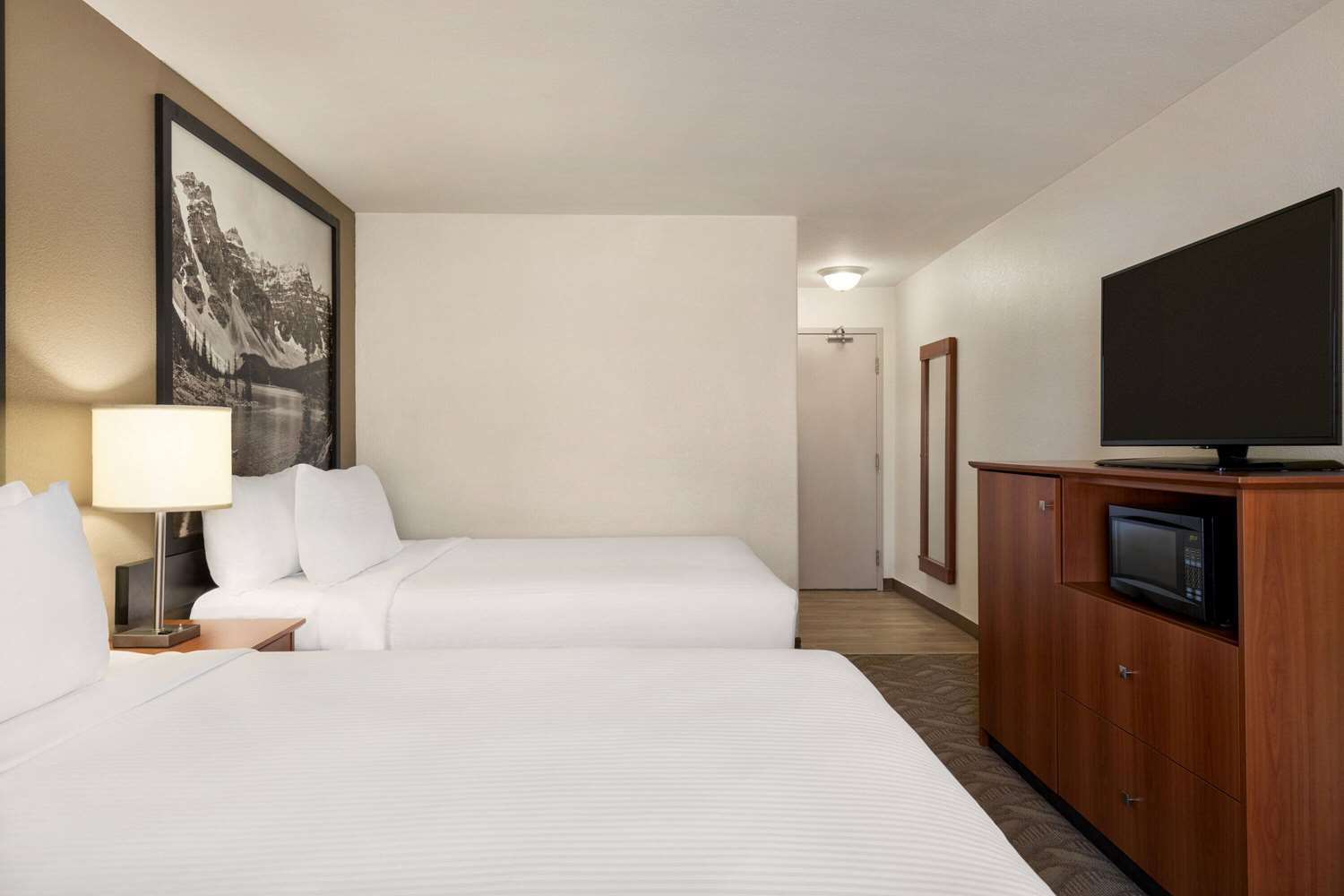 Фото Super 8 by Wyndham Calgary Shawnessy Area