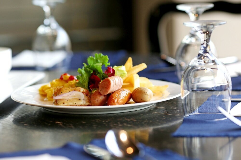 Фото The Riverside Hotel