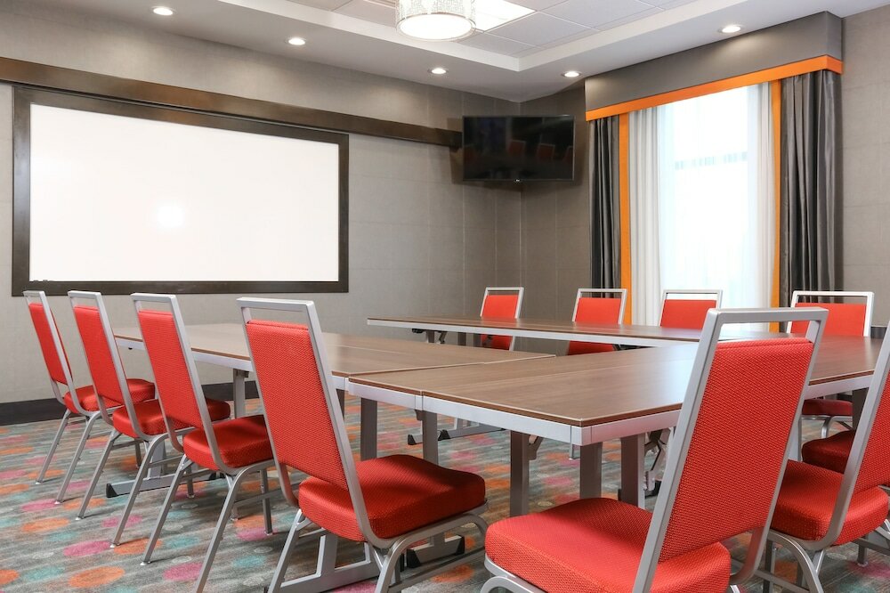 Фото Holiday Inn Express Moline - Quad Cities Area, an Ihg Hotel