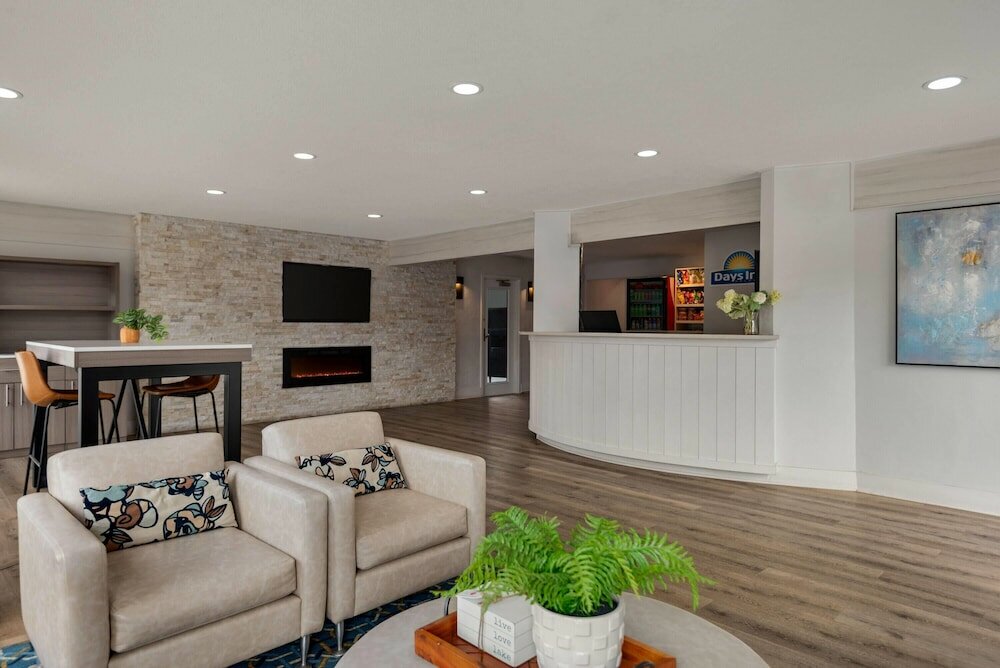 Фото Days Inn by Wyndham Kelowna