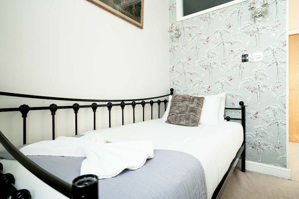 Фото Lancaster Court Hotel