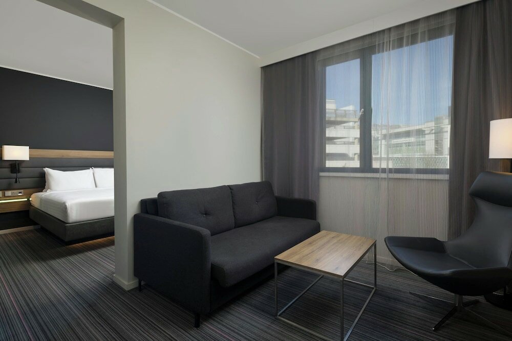 Фото Moxy Southampton