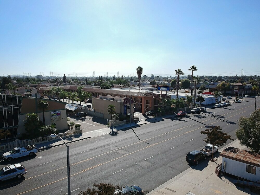 Фото Rodeway Inn & Suites